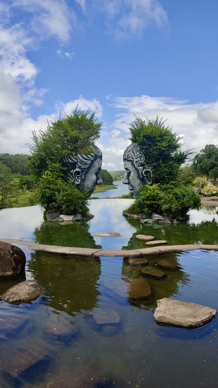 Далат Лики у воды