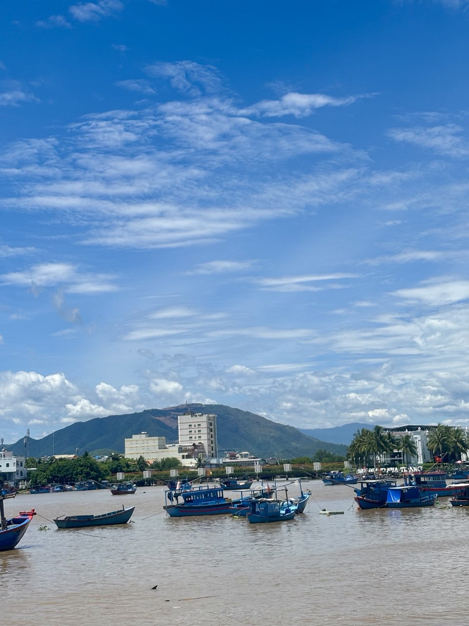 рыбацкие лодки на реке кай