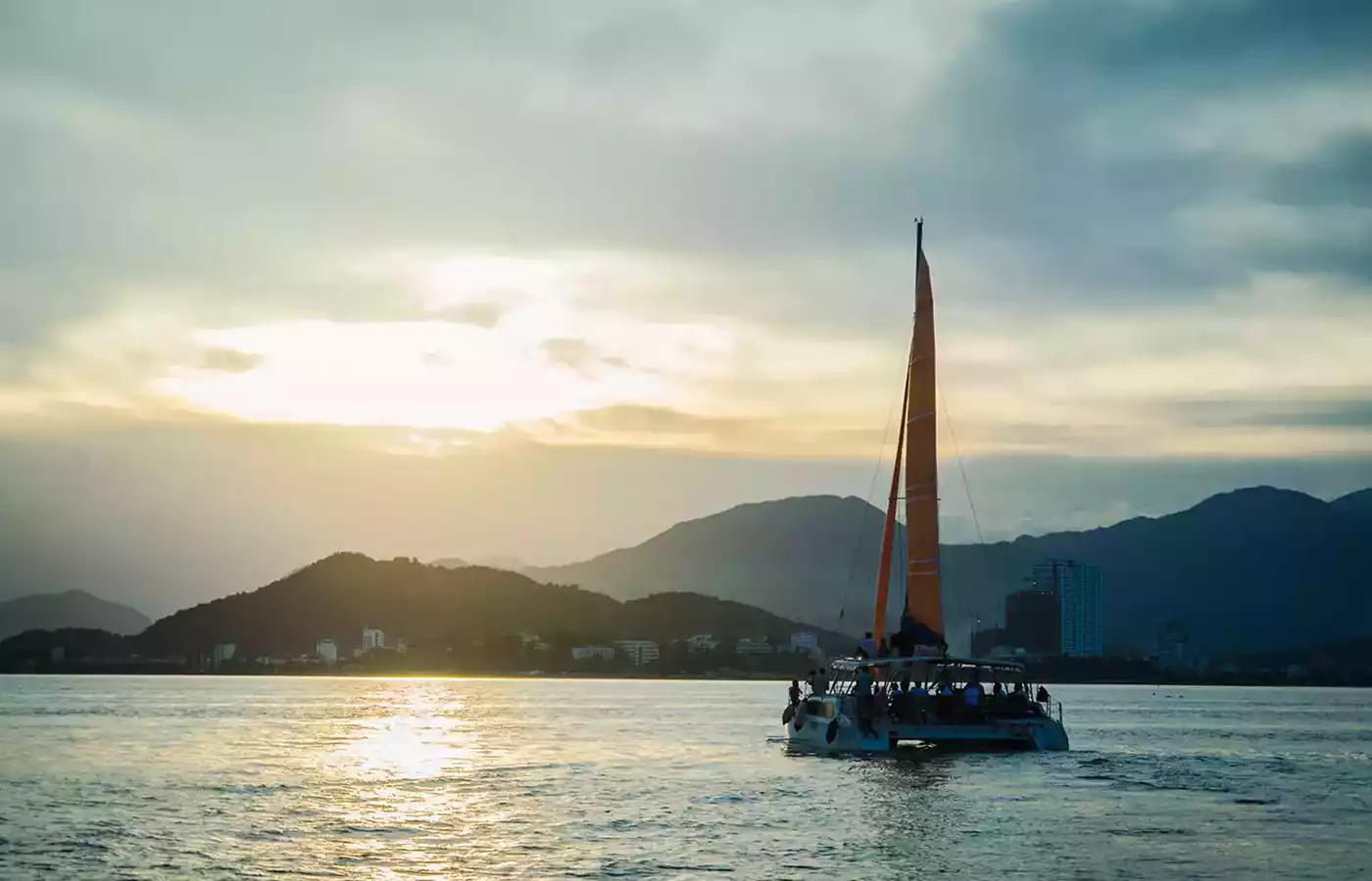 катамаран на закате