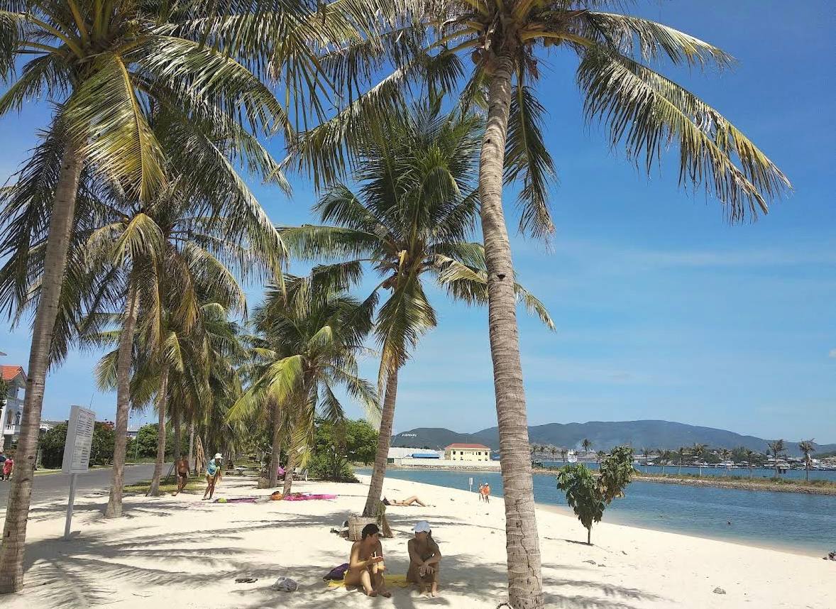 пляж без волн в нячанге