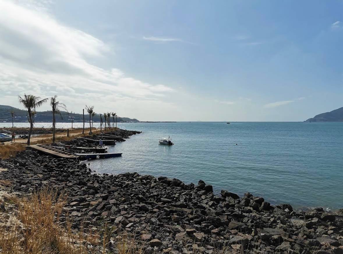 пляж без волн в нячанге