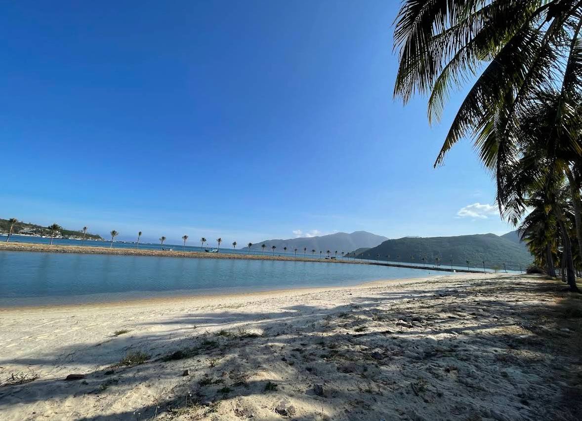 пляж без волн в нячанге