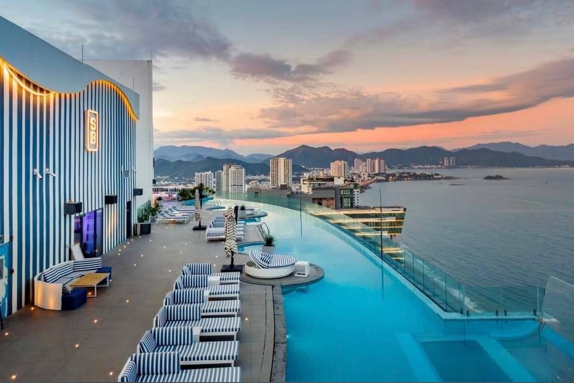 бассейн на крыше в нячанге